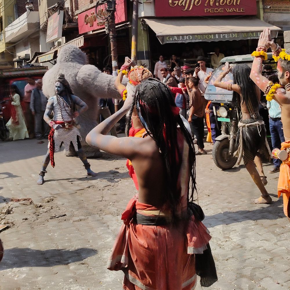 हाथरस में भव्य खाटू श्याम शोभायात्रा निकाली गई:मनमोहक झांकियों के साथ निकली शोभायात्रा, स्थान स्थान पर हुआ स्वागत