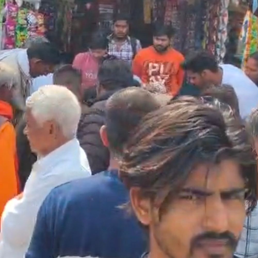 बाराबंकी हाईवे पर अर्टिगा ने टेम्पो को मारी टक्कर:हादसे में चार लोग घायल, एक की हालत गंभीर, अस्पताल में भर्ती