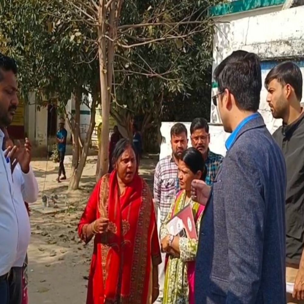 सरकारी स्कूल में बच्चों को कैद करने का मामला:बीएसए जांच के लिए पहुंचे, शिक्षामित्र बोलीं- SC समुदाय से हूं इसलिए बनाया जा रहा निशाना