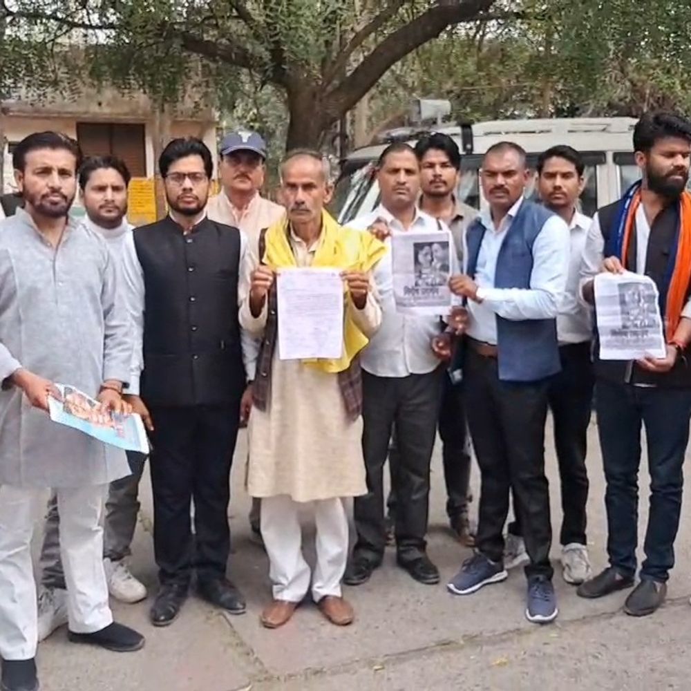 महोबा में 'यादव जी की लव स्टोरी' फिल्म का विरोध:यादव समाज ने राष्ट्रपति को संबोधित ज्ञापन सौंपा, मूवी पर रोक की मांग की