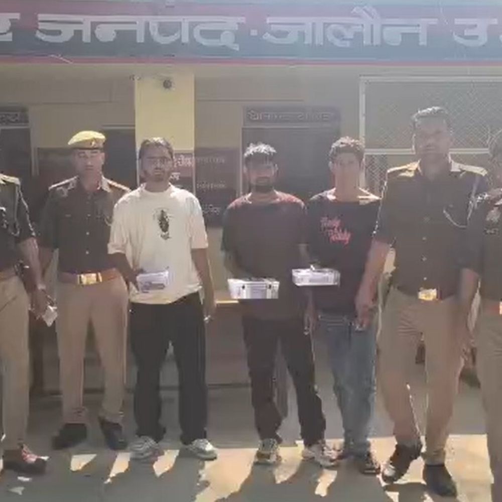 जालौन में तीन बदमाश अवैध हथियारों संग गिरफ्तार:महिला से चेन स्नेचिंग की थी, एक युवक पर पहले से दर्ज है केस