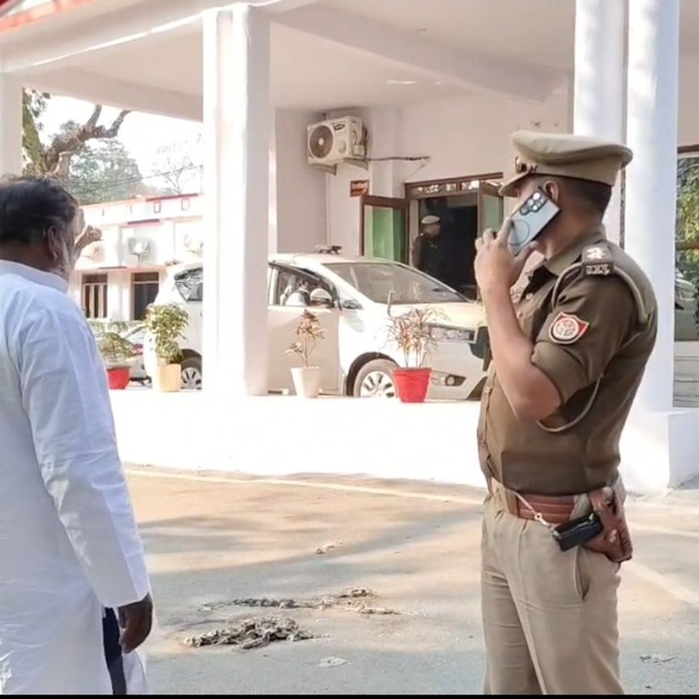 डीएम कार्यालय में खुद को लगाई आग, VIDEO:यूजीसी कानून का विरोध कर रहा था, पुलिसकर्मियों ने हिरासत में लिया