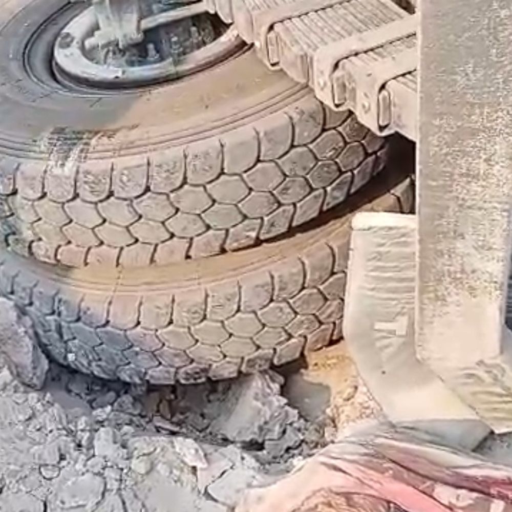 मिर्जापुर में सड़क धंसी, गिट्टी लदा ट्रक पलटा:चालक घायल, जल निगम पर लापरवाही का आरोप, पीड़ित ने मांगा मुआवजा