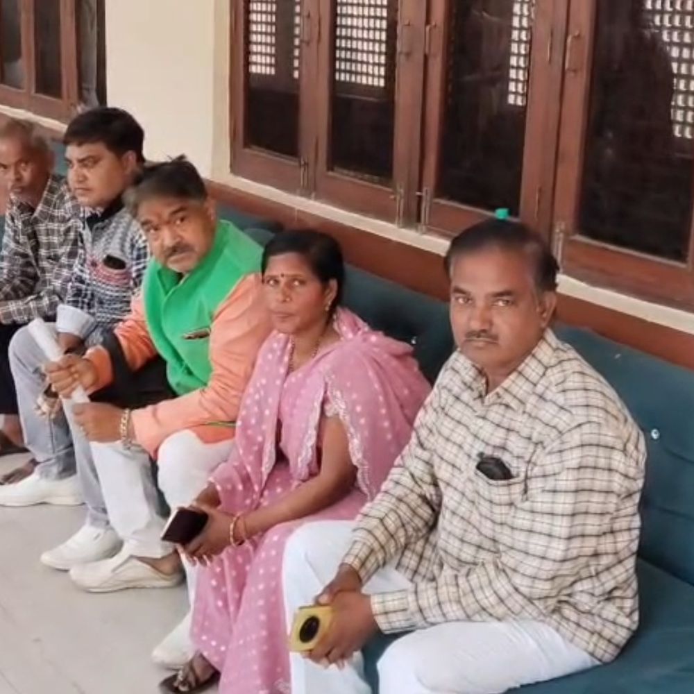 फिरोजाबाद नगर निगम में हंगामा:कार्यकारिणी चुनाव से पहले पार्षदों ने छोड़ा सदन, 28 कर्मचारियों को बहाल करने की मांग