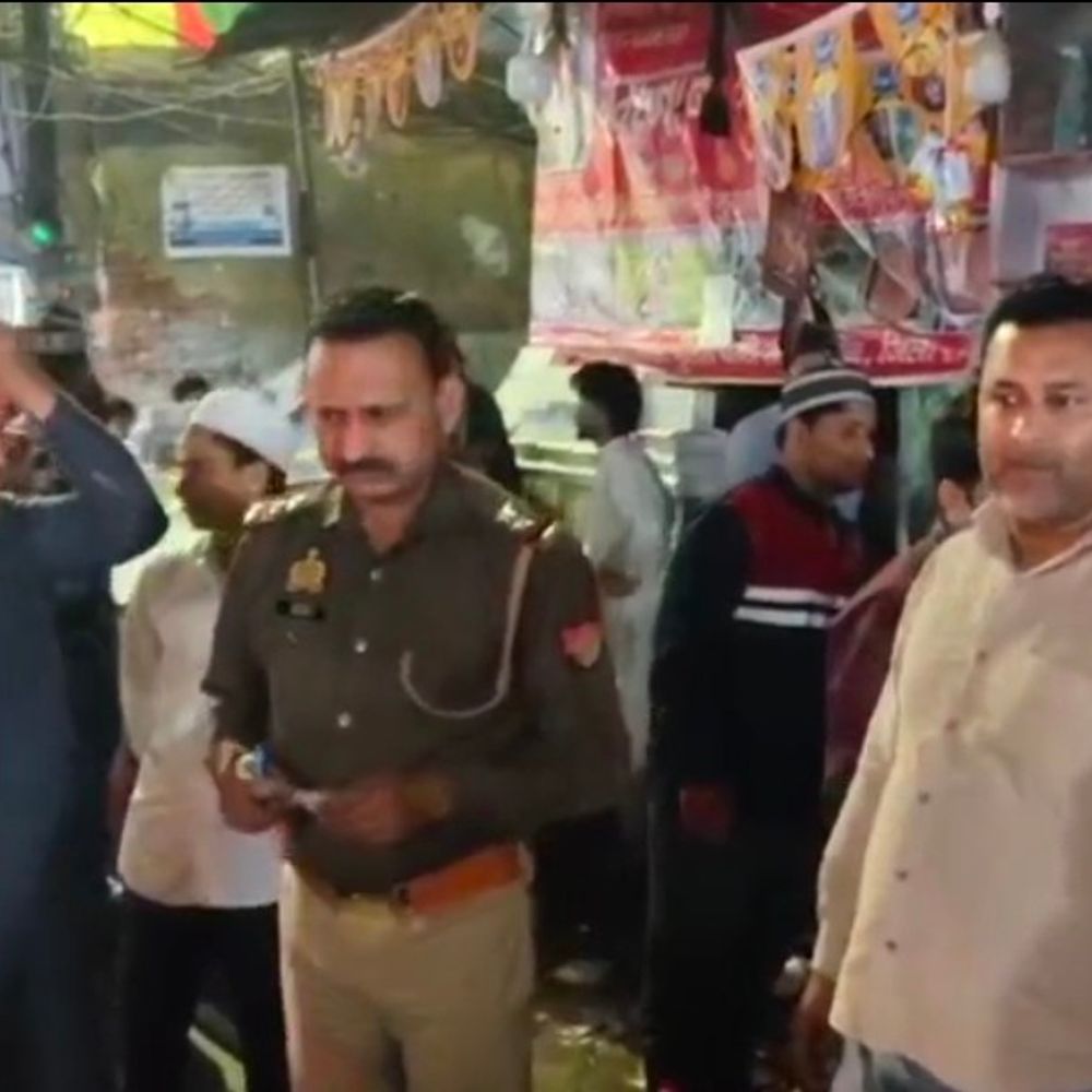 संभल में परचून दुकान में शॉर्ट सर्किट से आग:हजारों का सामान जला, नहीं पहुंची दमकल टीम, स्थानीय लोगों ने काबू पाया