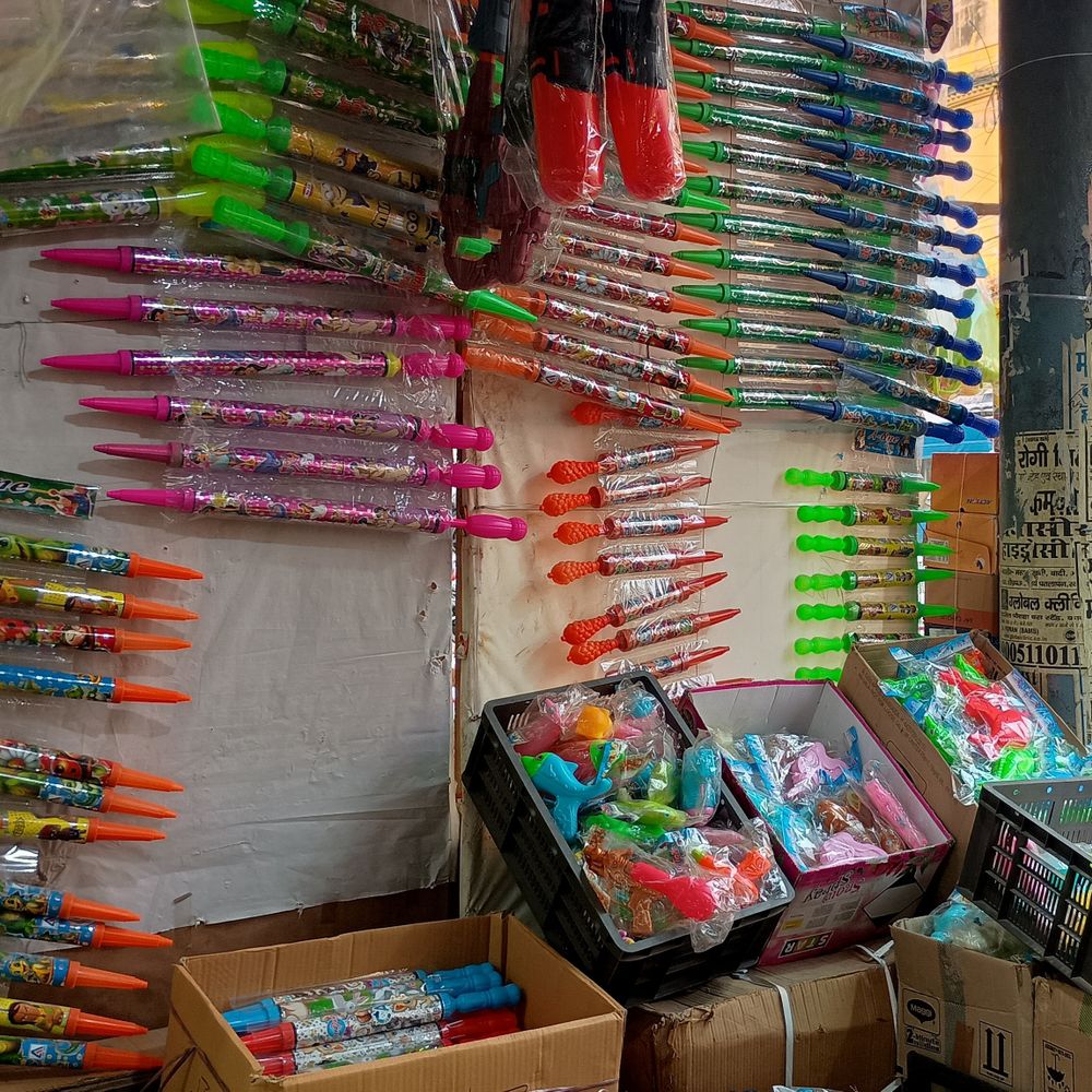 कानपुर में होली पर 600 करोड़ के कारोबार का अनुमान:‘वोकल फॉर लोकल’ के असर से बाजार में स्वदेशी रंगों की धूम, रंग, पिचकारी और मिठाइयों की बिक्री में उछाल