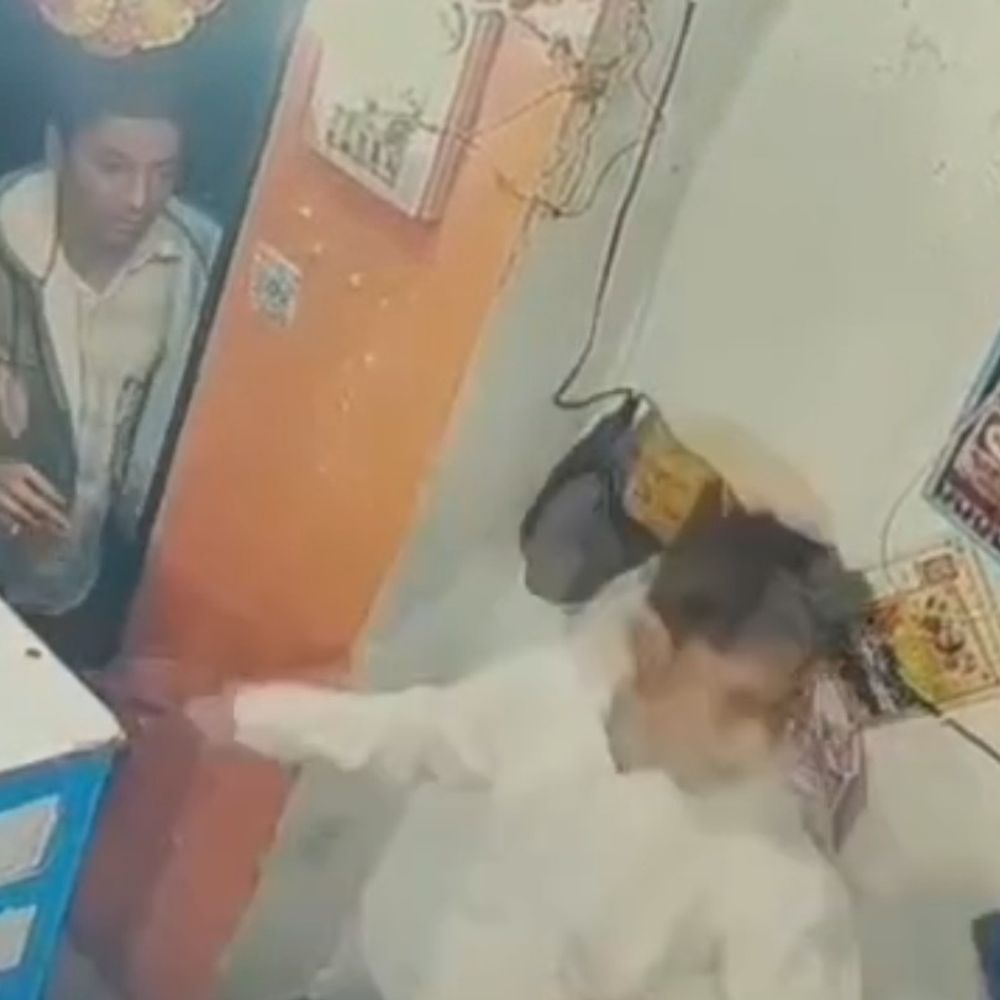 अंबेडकरनगर में दुकान में मारपीट का VIDEO:युवक से गाली-गलौज के बाद लात-घूसों से पीटा, पुलिस में शिकायत