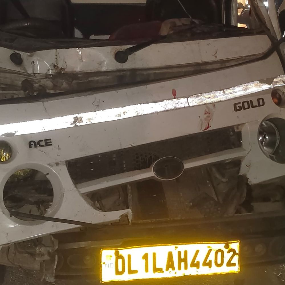 डंपर से टकराया लोडर वाहन, केबिन में फंसा चालक:फायर टीम ने आधे घंटे में निकाला; लखनऊ पुलिस ने अस्पताल पहुंचाया, उपचार जारी