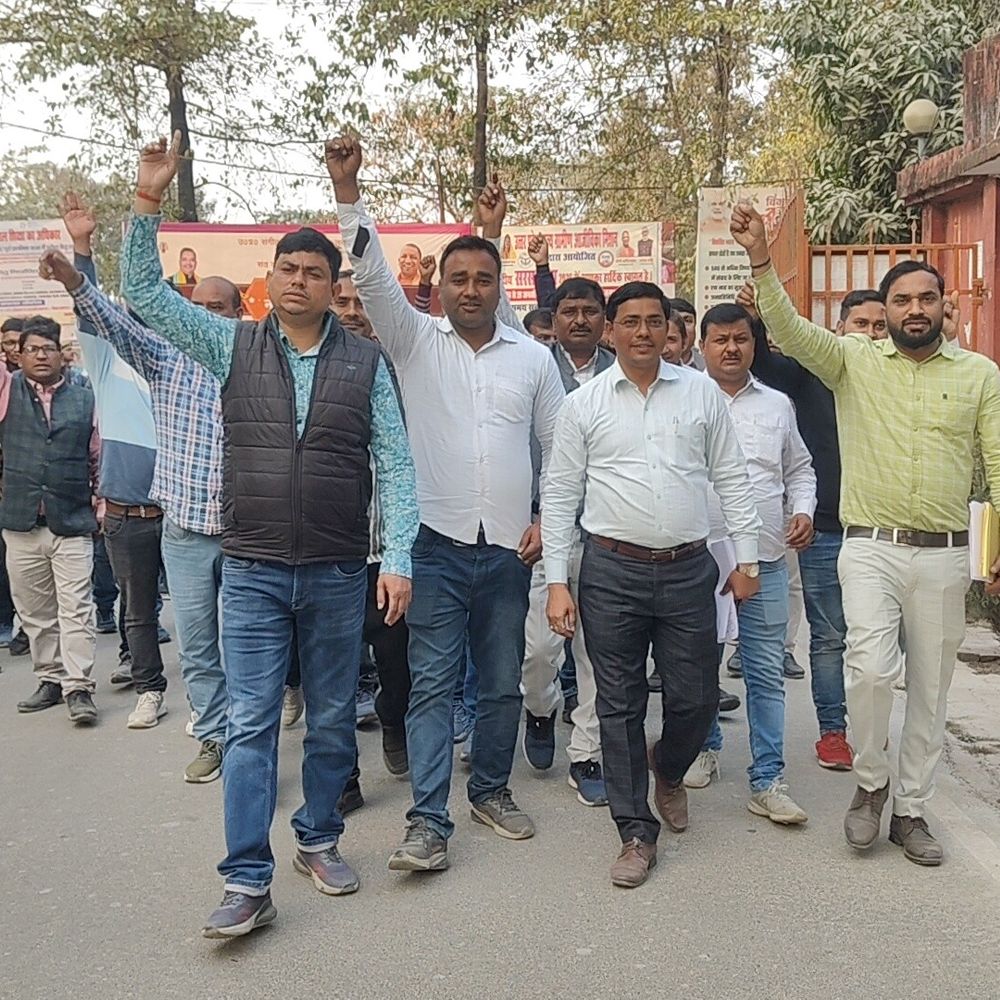 चकबंदी अधिकारी के खिलाफ लेखपाल संघ का प्रदर्शन:बिना साक्ष्य चकबंदी लेखपाल को निलंबित करने का आरोप, कार्रवाई की मांग