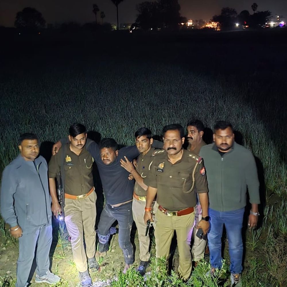 25 हजार के इनामी गोतस्कर के पैर में लगी गोली:बलिया में पुलिस मुठभेड़ में हुई कार्रवाई, तमंचा और कारतूस बरामद