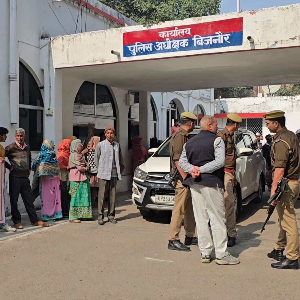 बिजनौर में परिजनों ने बेटी की दहेज-हत्या का लगाया आरोप:एसपी कार्यालय पहुंचकर आरोपियों के खिलाफ सख्त कार्रवाई की मांग