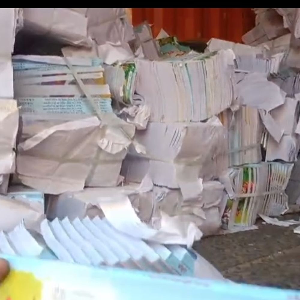 बहराइच में मुफ्त स्कूल किताबों की हेराफेरी का खुलासा:शिक्षा विभाग का अनुचर समेत 4 गिरफ्तार, 13 हजार पुस्तकें बरामद