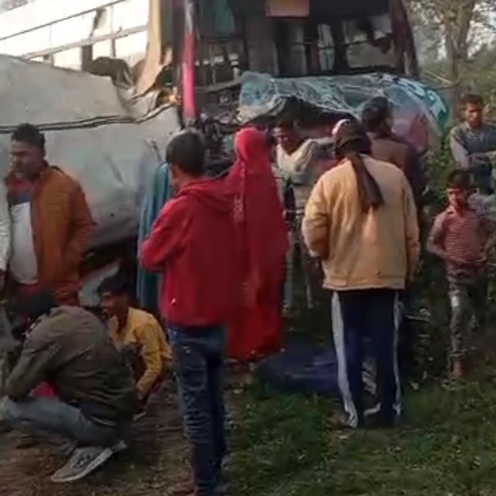 लखीमपुर में दो बसों की टक्कर:एक यात्री की मौत, 5 गंभीर हालत में जिला अस्पताल रेफर