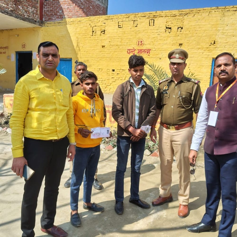 हाईस्कूल इंग्लिश पेपर में दो 'मुन्ना भाई' पकड़े:मलावन केंद्र पर स्टेटिक मजिस्ट्रेट ने चेकिंग के दौरान पकड़ा, दूसरे के नाम पर परीक्षा दे रहे थे