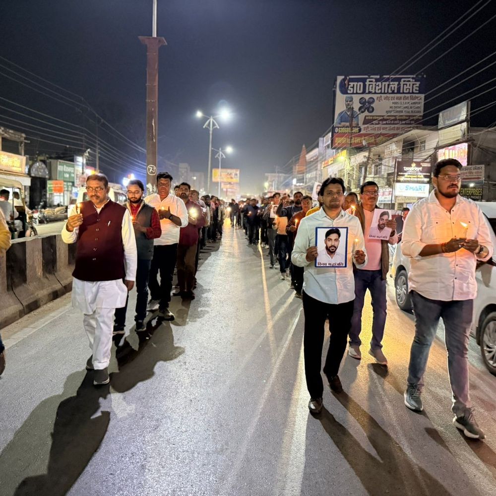 देवरिया में शिक्षक की आत्महत्या पर कैंडल मार्च:राष्ट्रीय शैक्षिक महासंघ ने की न्याय की मांग, विधायक भी हुए शामिल