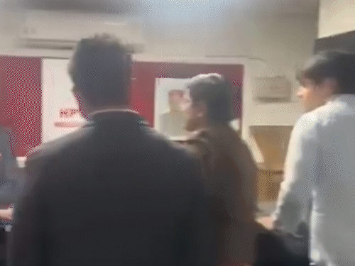 हिमाचल भवन दिल्ली में आधी रात पुलिस की रेड,VIDEO:ठहरे लोगों में हड़कंप, महिला बोली- मेरे कमरे में घुसने की परमिशन कैसे दी