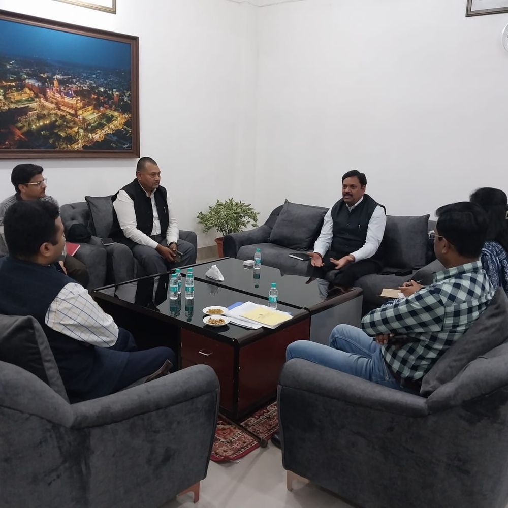 डीएम ने की PM-VBRY पंजीकरण की समीक्षा:बोले- बचे हुए नियोजकों का जल्द कराएं रजिस्ट्रेशन, नोटिस जारी करें