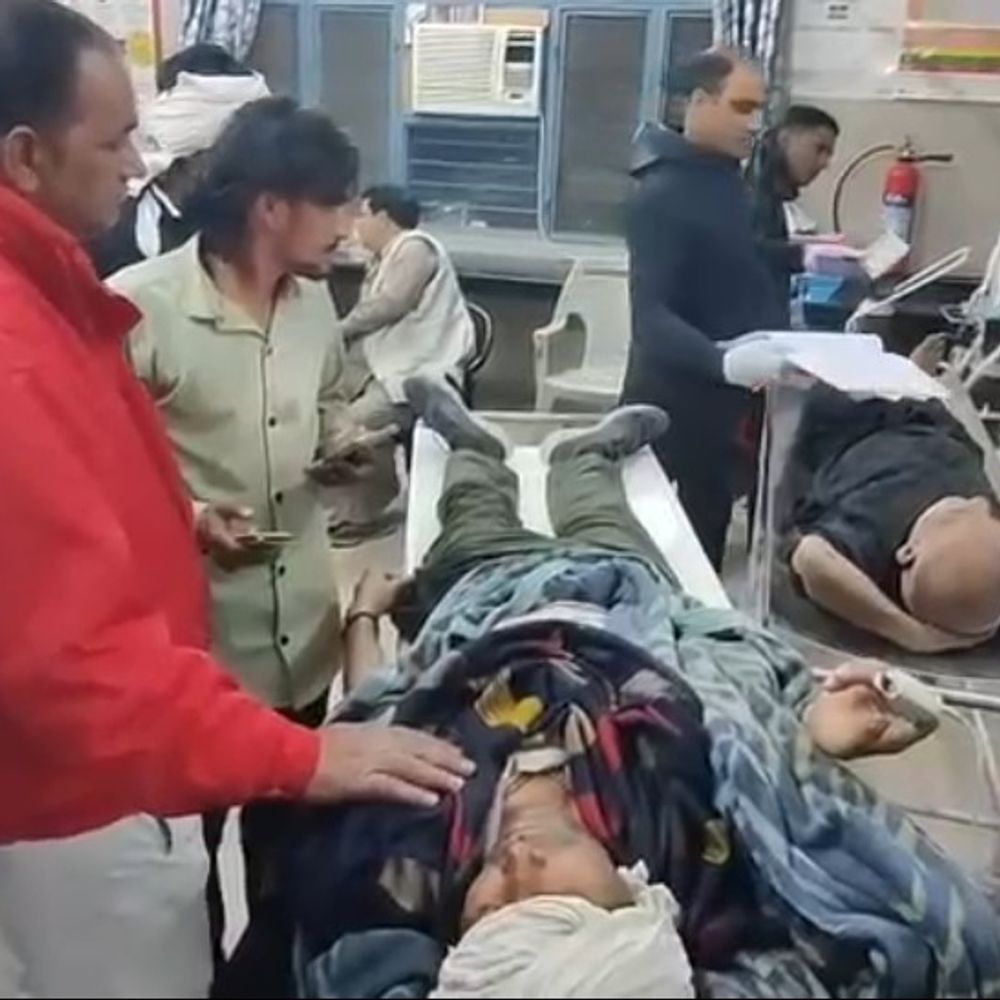 बागपत में कार-ट्रैक्टर ट्रॉली की टक्कर, 6 घायल:स्थानीय लोगों ने घायलों को बाहर निकाला, जांच में जुटी पुलिस