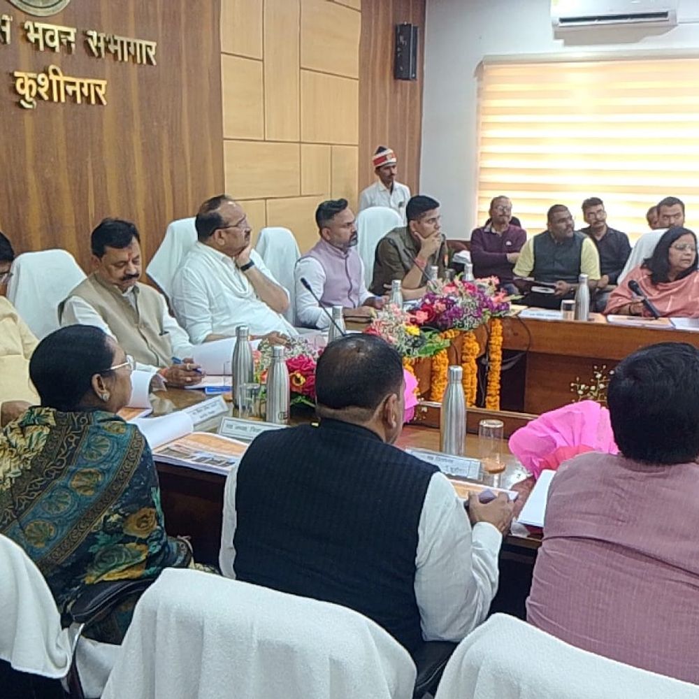 कुशीनगर में प्रभारी मंत्री ने विकास कार्यों की समीक्षा की:कानून-व्यवस्था पर भी दिए सख्त निर्देश, प्रगति पर जताया संतोष