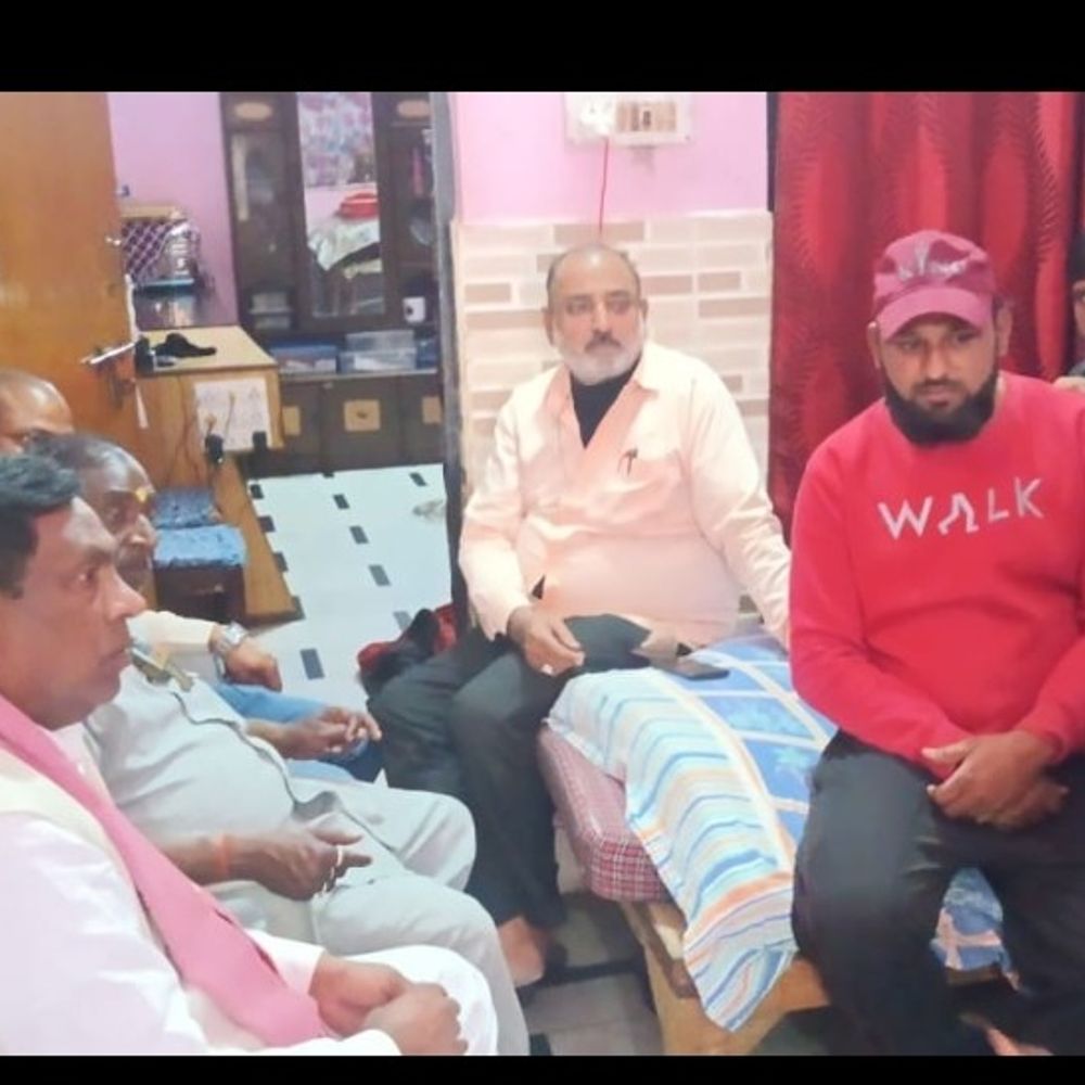 हाथरस में होटल संचालक से चौथ मांगने का आरोप:सपा प्रतिनिधिमंडल ने पीड़ित से की मुलाकात, कार्रवाई की मांग