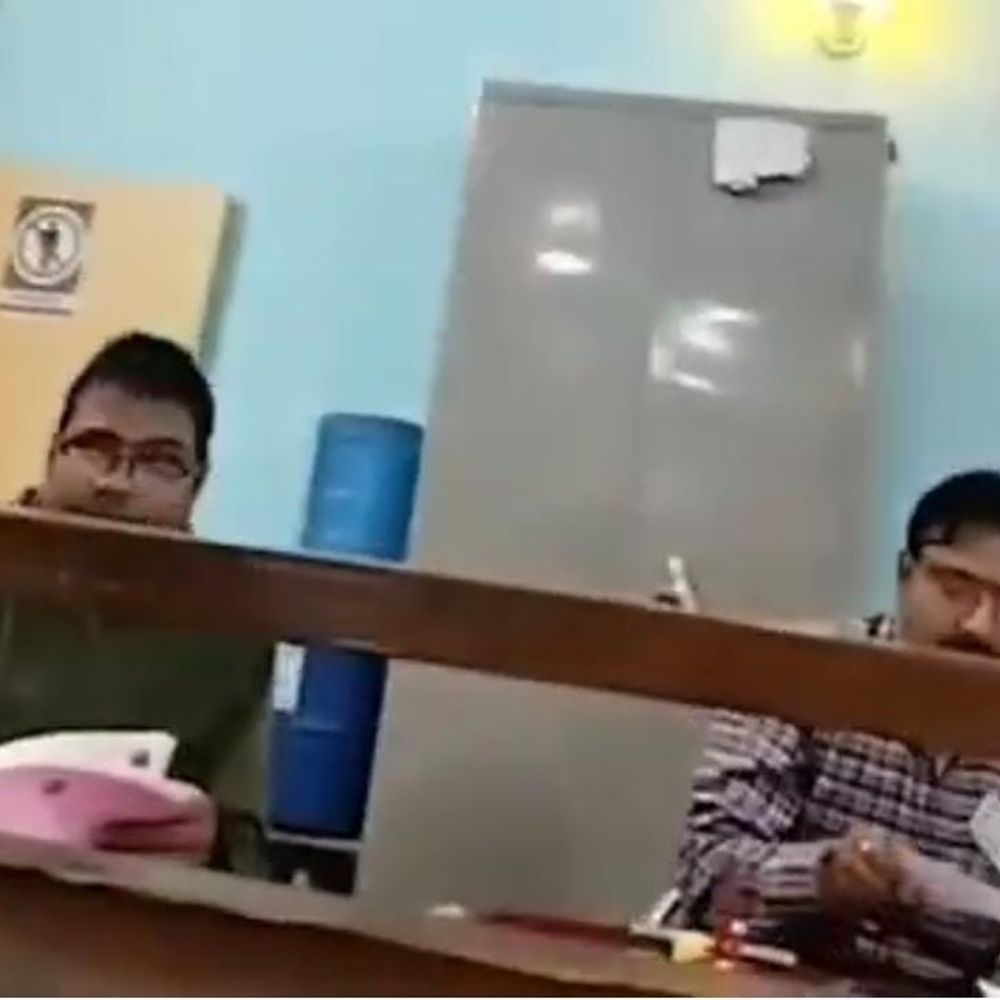 हमीरपुर रजिस्ट्रार ऑफिस में 'ऑफिस खर्च' के नाम पर वसूली:बैनामा के बाद मांगे गए 2000 रुपये, जिम्मेदारों ने साधी चुप्पी