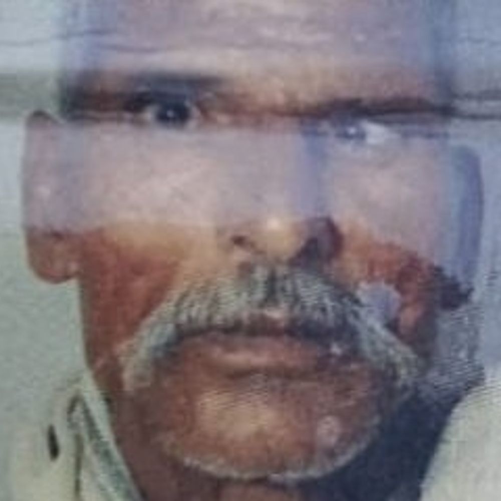 मकान गिराते समय दीवार ढही, बुजुर्ग की मौत:कनपुर देहात में नया निर्माण कराने के लिए गिराया जा रहा था पुराना मकान, मलबे में दबे