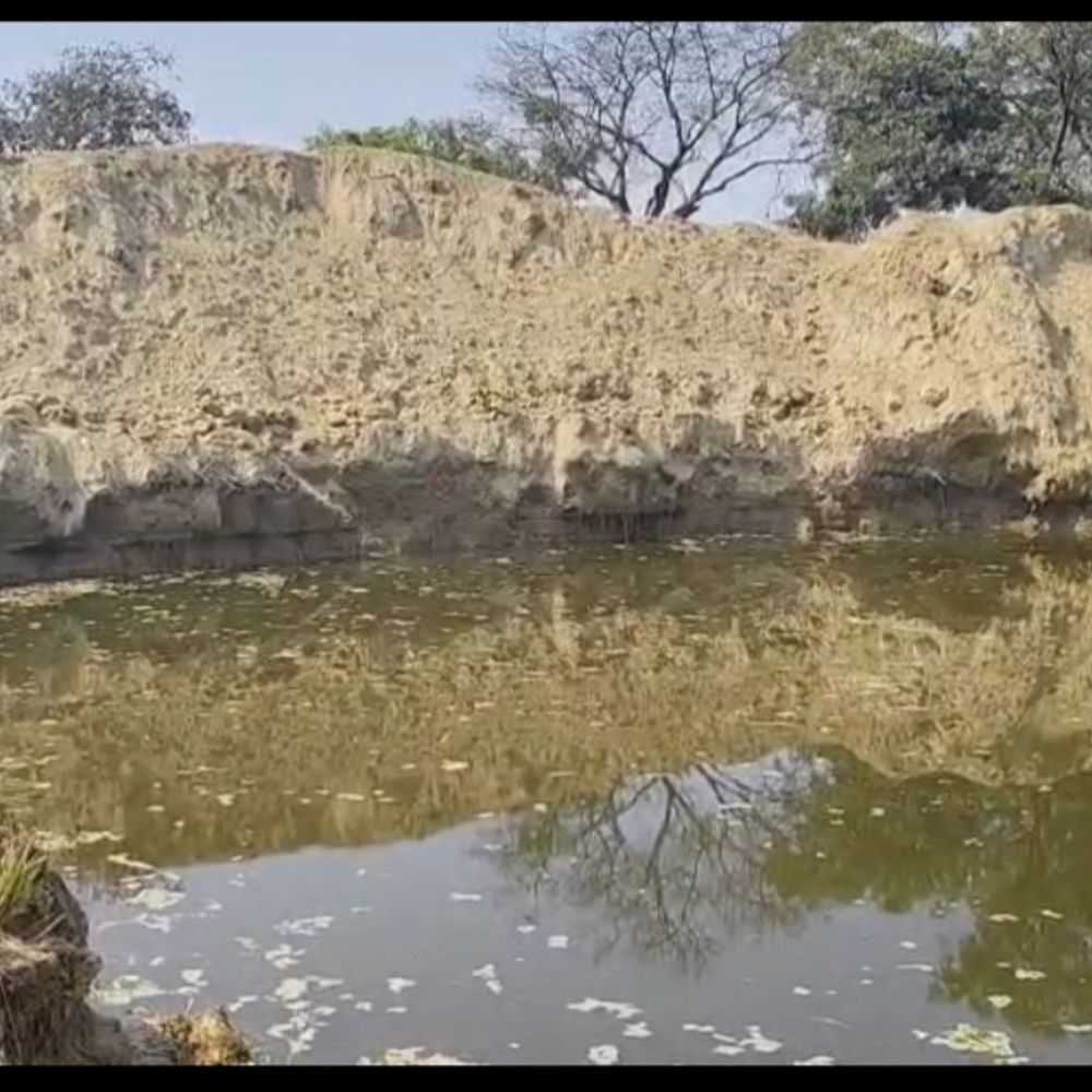 20 फीट गहरे गड्ढे में गिरकर युवक की मौत:बदायूं में तालाब सौंदर्यीकरण के लिए खोदा गया था, पैर फिसलने से हादसा