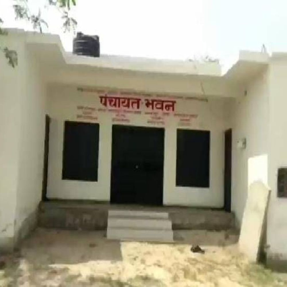 मिल्कीपुर में 210 पंचायत भवन वंचित:वाई-फाई सुविधा नहीं, लोग जनसेवा केंद्रों पर निर्भर, ग्राम पंचायत का ऑनलाइन कार्य प्रभावित