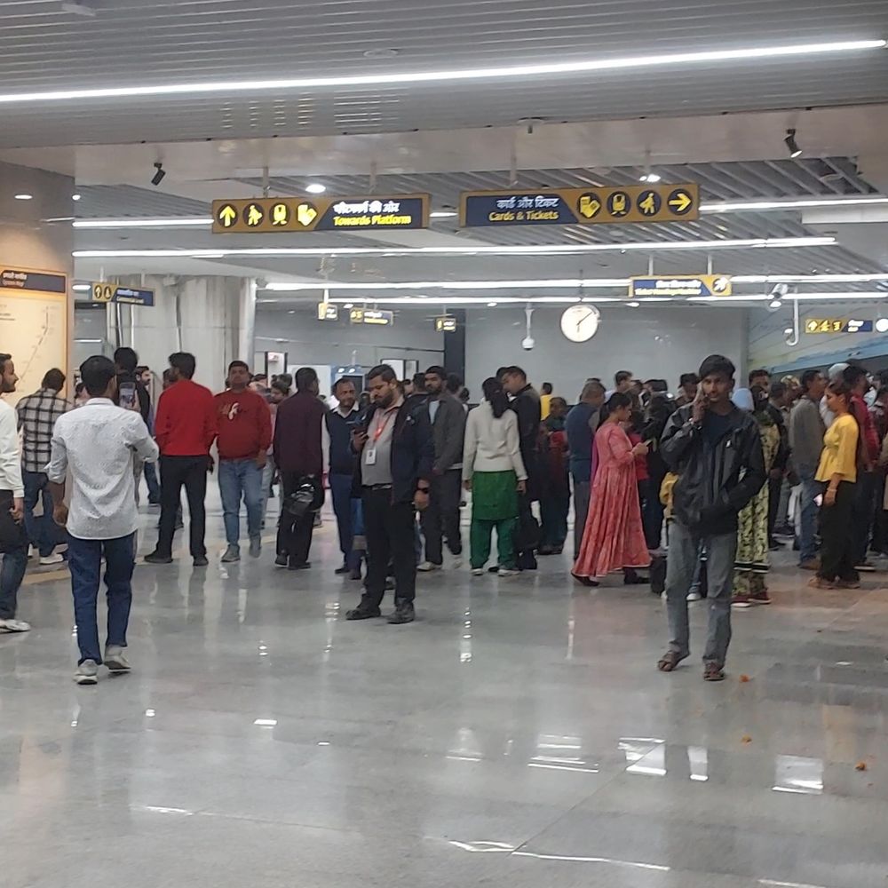मेरठ मेट्रो में पहले दिन नहीं मिले टिकट:भारी भीड़ के कारण यात्री मायूस लौटे, कनेक्टिविटी में भी समस्या