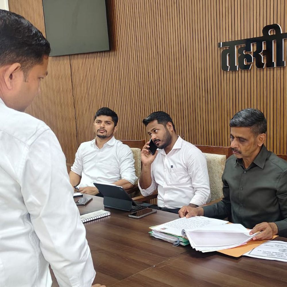 कमिश्नर राजेश प्रकाश ने लालगंज तहसील का किया निरीक्षण:लंबित मामलों के निस्तारण का दिया निर्देश, भवन के निर्माण की धीमी गति पर नाराजगी जताई