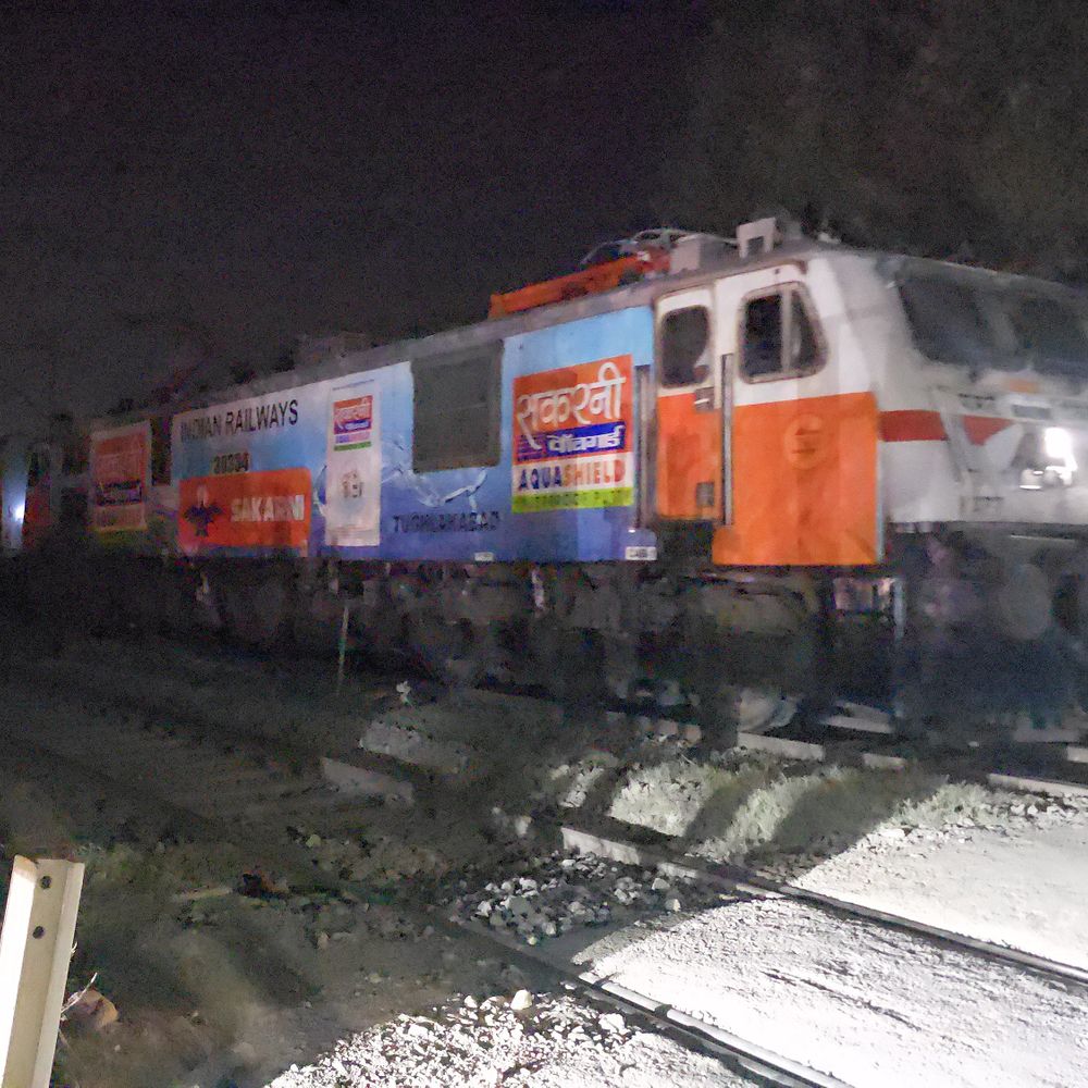 उन्नाव में मालगाड़ी से टकराकर युवक-युवती की मौत:दिल्ली से लखनऊ जा रही तेजस एक्सप्रेस को रोका गया, आधे घंटे तक खड़ी रही गाड़ी