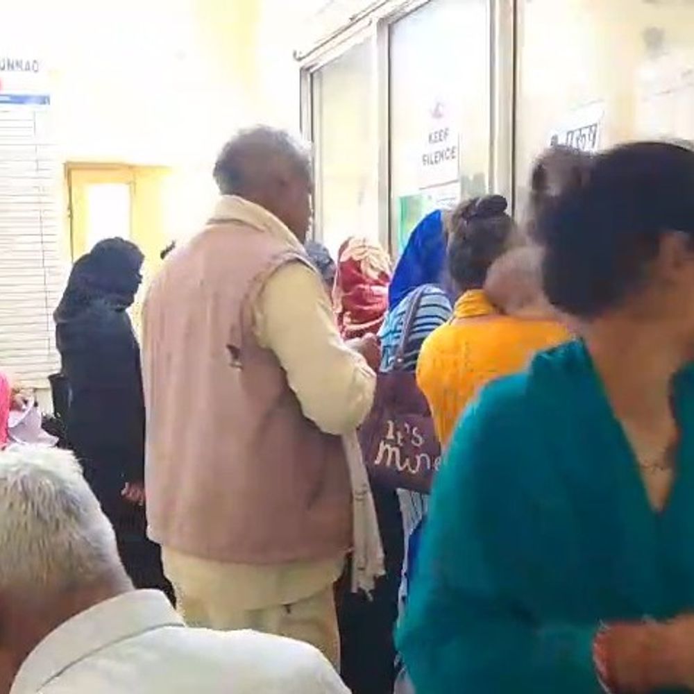 मौसम बदलने से उन्नाव में बढ़ी मरीजों की भीड़:जिला अस्पताल की ओपीडी में 6 सौ से अधिक लोग पहुंचे, वायरल के मामले बढ़े