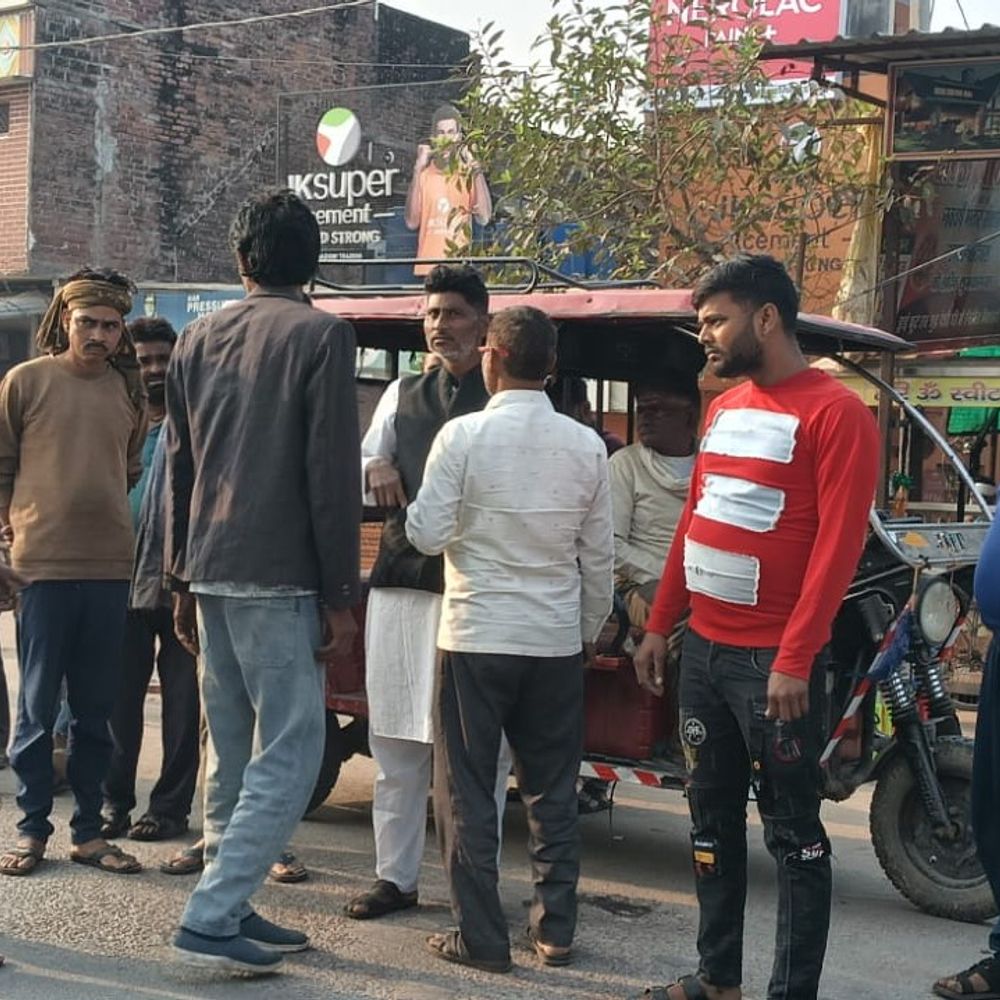 बस-स्टैंड पर महिला ने दूसरी महिला को डंडे से पीटा:जालौन में आपसी विवाद में मारपीट का प्रयास, घटना का वीडियो वायरल