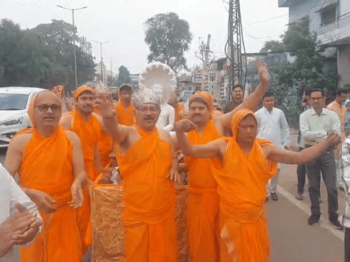 करौली में भगवान पार्श्वनाथ की शोभायात्रा निकली:  बैंडबाजों के साथ श्रद्धालु भजन गाते और नाचते हुए चले – Karauli News