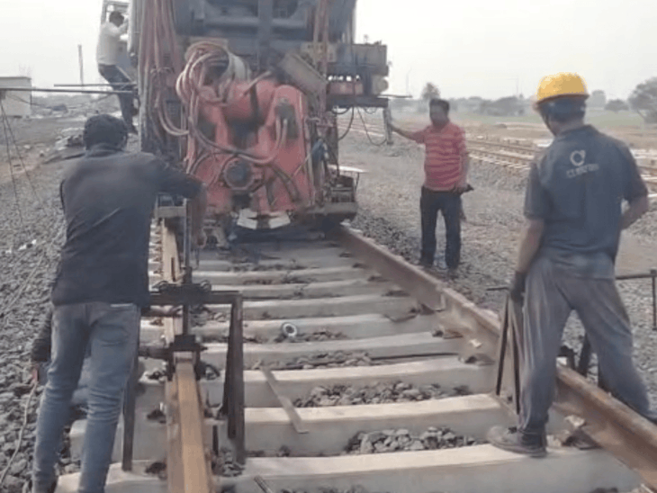 इंदौर-दाहोद रेल परियोजना में डिग्री वेल्डिंग से ट्रैक तैयार:मार्च तक धार-इंदौर ट्रायल लक्ष्य, तीन किमी टनल अंतिम चरण में; थर्ड पार्टी सेफ्टी जांच होगी