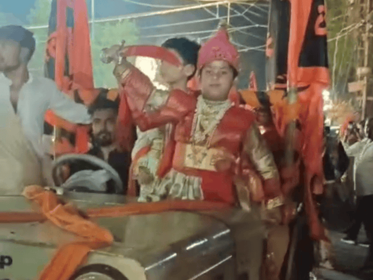 देवास में शिवाजी जयंती पर निकली भव्य शौर्य यात्रा:सयाजीद्वार से भोपाल चौराहे तक ढोल-ताशों के साथ उत्साह से निकले लोग