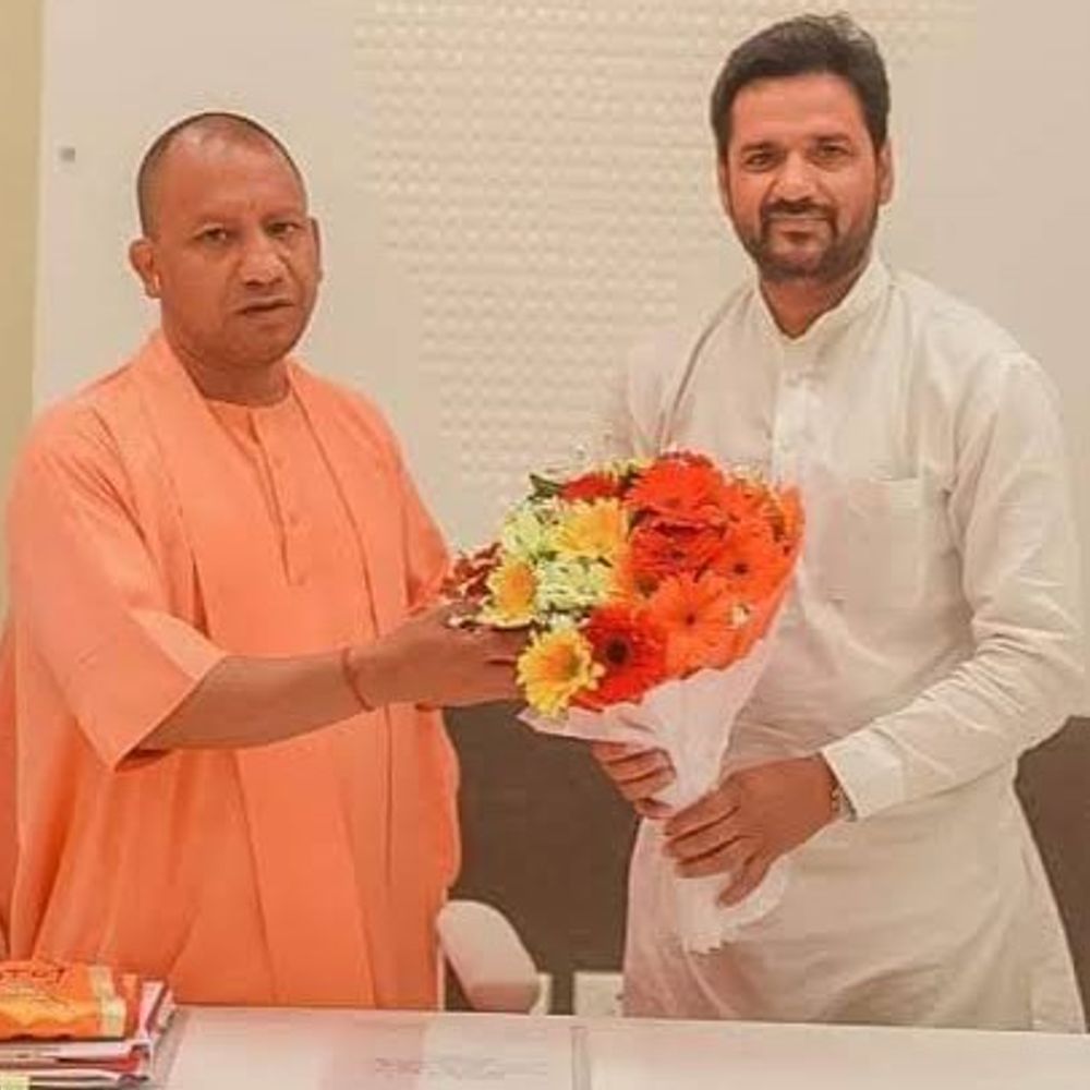 अमरोहा में विधायक की गाड़ी पर पथराव, दो युवक गिरफ्तार:एसपी ने चौकी इंचार्ज, एसएसआई समेत तीन पुलिसकर्मी किए निलंबित