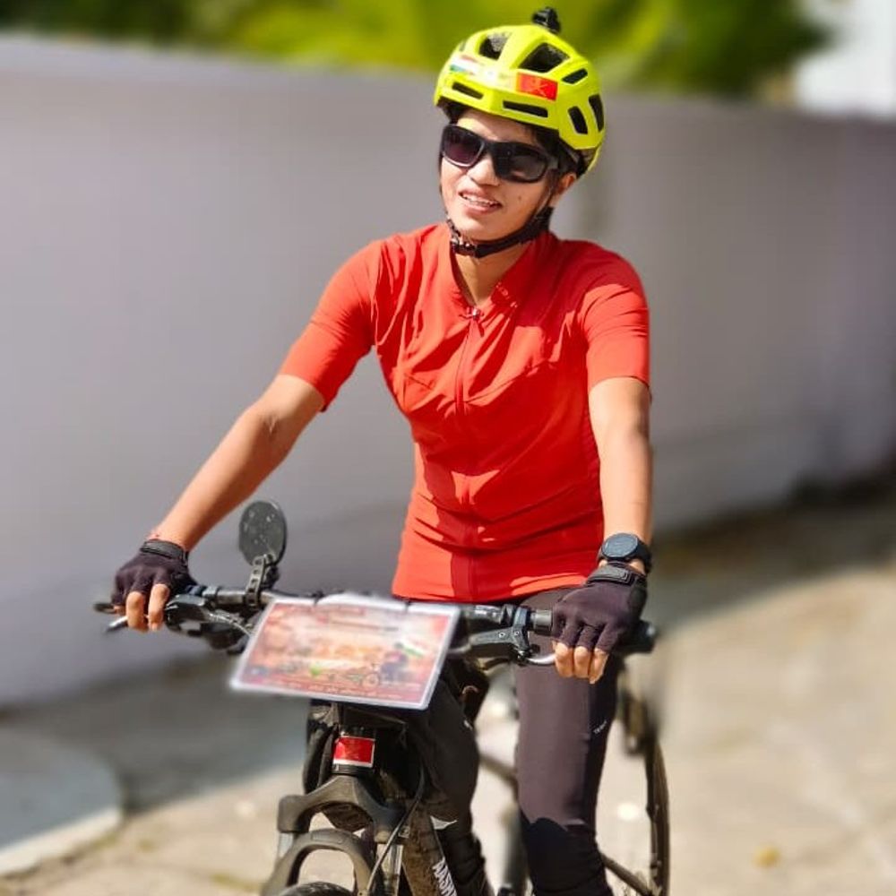 आशा मालवीय 7800 KM साइकिल यात्रा ललितपुर पहुंचीं:3100 किमी की दूरी तय की, जिलाधिकारी ने किया स्वागत