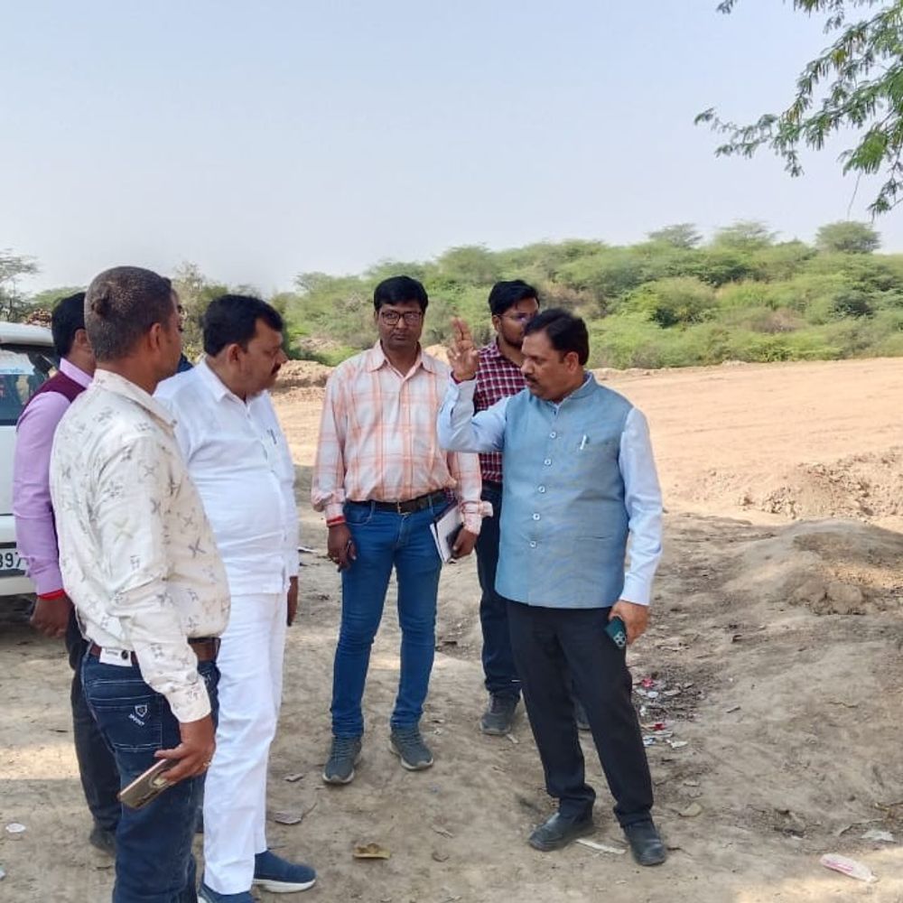 जिलाधिकारी ने सेतु निर्माण में देरी पर नाराजगी जताई:शेरगढ़ घाट पर कार्यदायी संस्था पर जुर्माना लगाने के निर्देश दिए