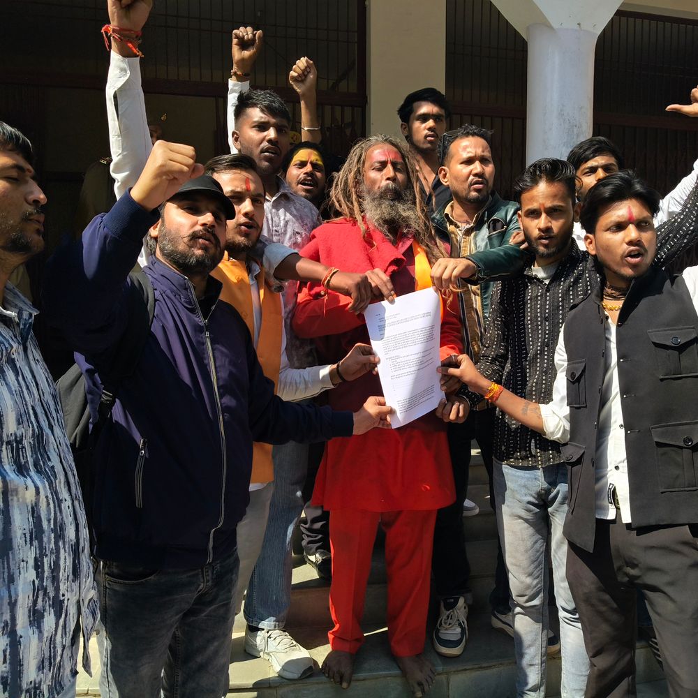 ब्रज परिक्रम मार्ग पर शराब दुकानों का विरोध तेज:जिलाधिकारी को सौंपा ज्ञापन, तत्काल कार्रवाई की मांग