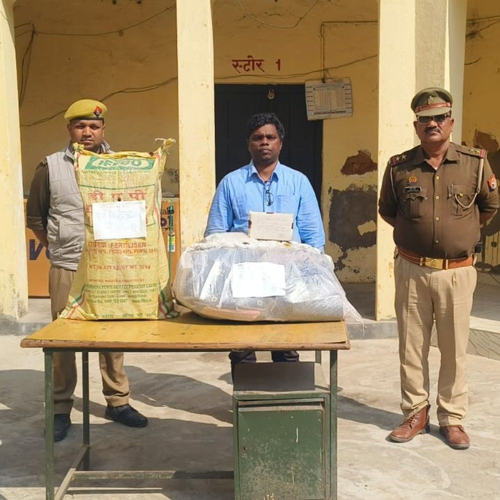 बलिया में धर्म परिवर्तन कराने का आरोपी गिरफ्तार:धन-नौकरी का प्रलोभन देकर ईसाई धर्म अपनाने को प्रेरित करता था