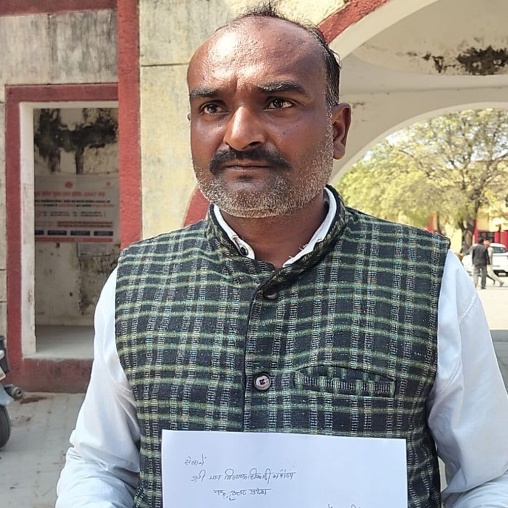 किसान से धान भुगतान के लिए रिश्वत मांगी:मऊ में डीएम से शिकायत, 5 हजार लेने के बाद 20 हजार और मांगे