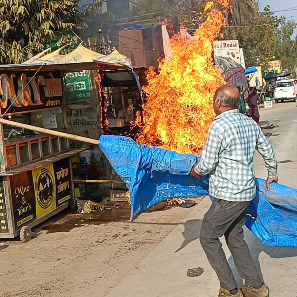 फास्ट फूड दुकान के सिलेंडर में लगी आग:मेडिकल कॉलेज के सामने मची अफरा-तफरी, बड़ा हादसा टला