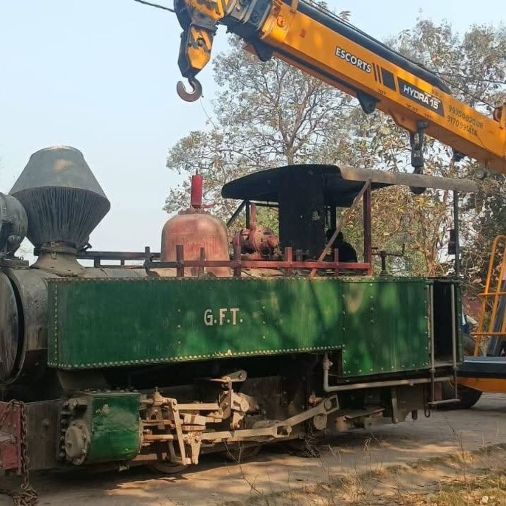 महराजगंज के एकमा डिपो से दो इंजन लखनऊ भेजे गए:स्थानीय विरोध के बाद रेलवे ने इन्हें मंडल मुख्यालय में स्थापित किया