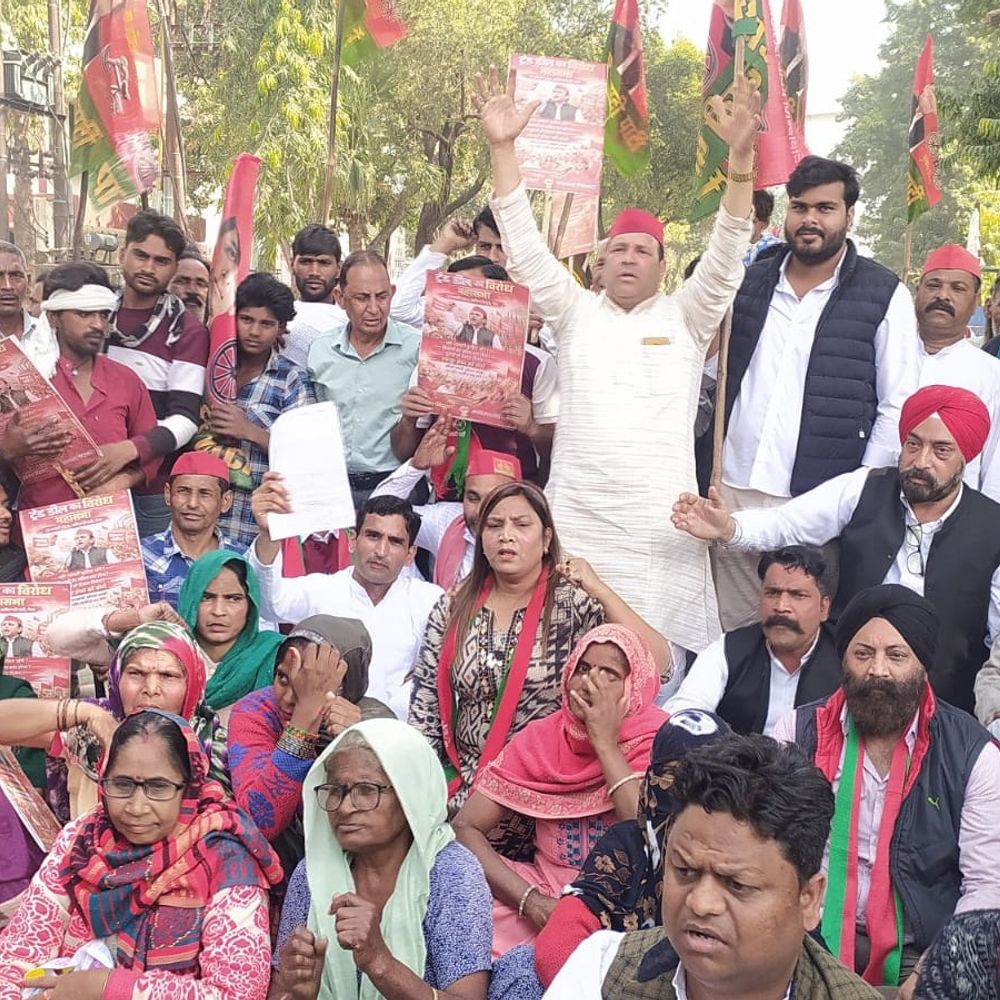 समाजवादी पार्टी का कलेक्ट्रेट पर प्रदर्शन:प्रस्तावित ट्रेड डील, बेरोजगारी और किसानों के भविष्य पर चिंता जताई