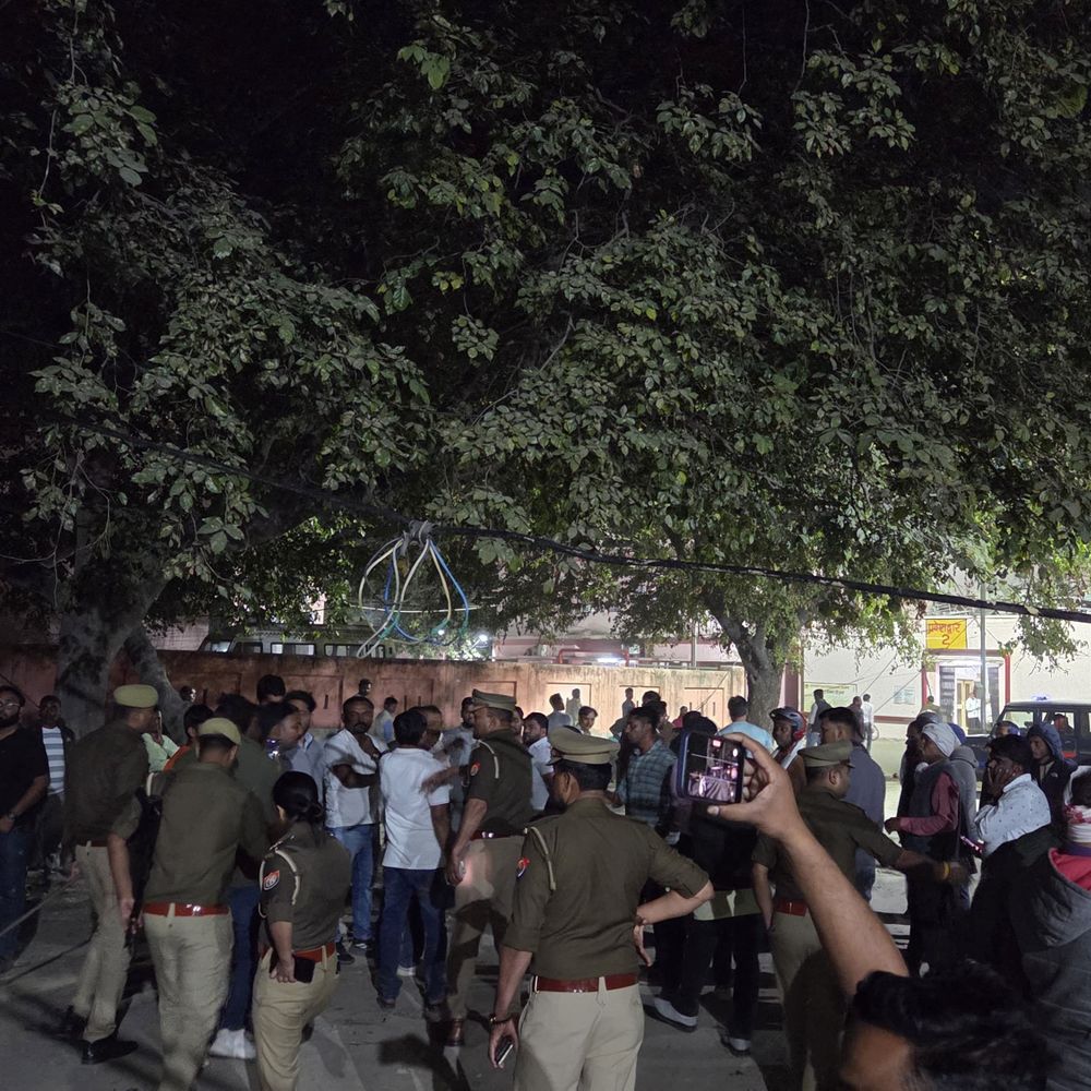 आजमगढ़ में कारागार में बंद बंदी की जेल में मौत:परिजनों ने अस्पताल में किया देर रात तक हंगामा, हत्या किए जाने का लगाया आरोप