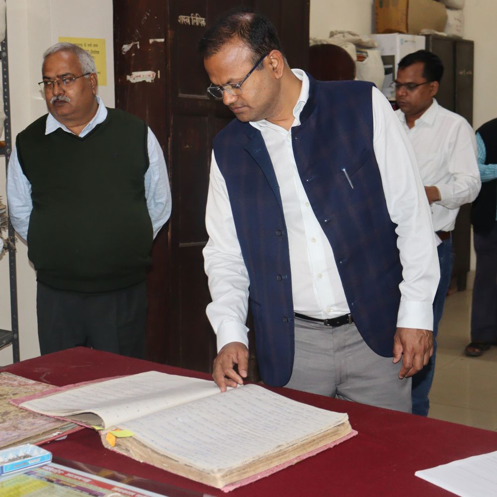 आजमगढ़ डीएम ने कलेक्ट्रेट का किया निरीक्षण:शस्त्र लिपिक को दी गई चेतावनी, जगह-जगह मिली गंदगी