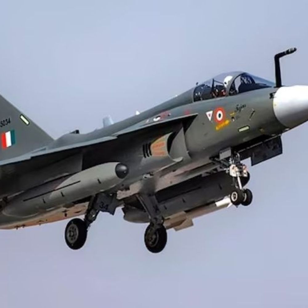 तेजस विमान का ब्रेक फेल, रनवे से आगे निकला:लैंडिंग के दौरान हादसा, पायलट सुरक्षित; सेना ने सभी 30 विमान ग्राउंड किए