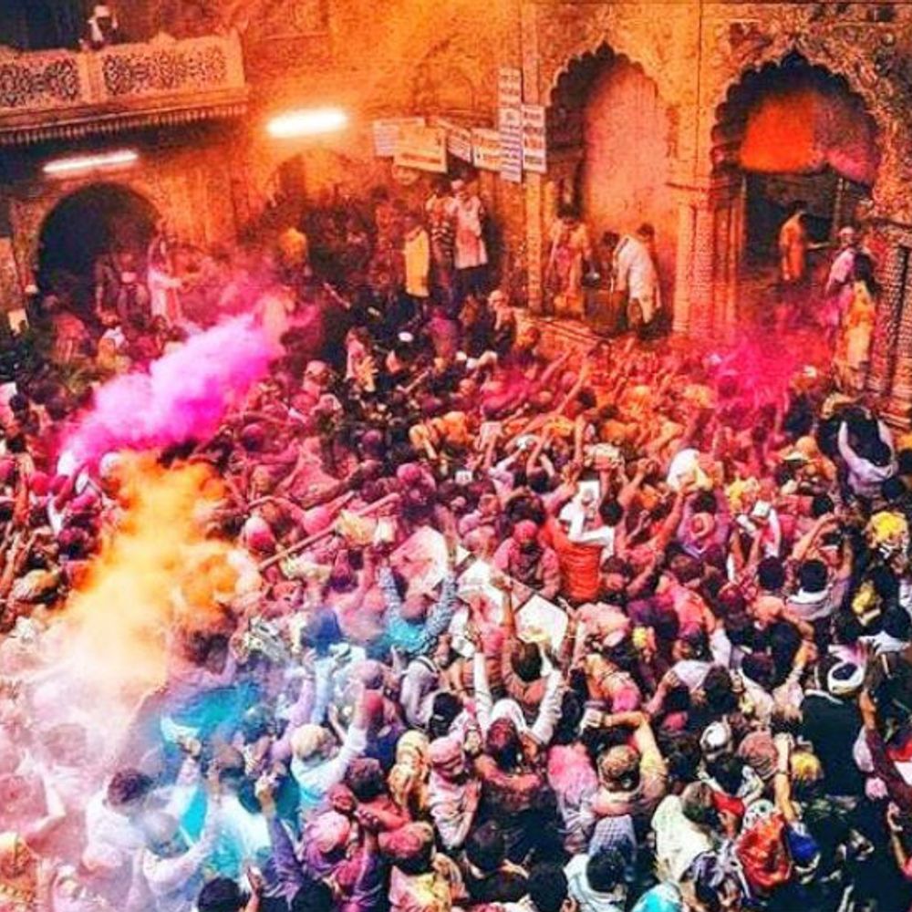 ब्रजधाम में रंगोत्सव की तैयारियां:बाँके बिहारी खेलेंगे कश्मीरी केसर, कन्नौजिया इत्र, कर्नाटकी चंदन एवं हाथरसी ग़ुलाल से होली, बरसाना में तैयार हो रहा टेसू के फूलों से बना रंग