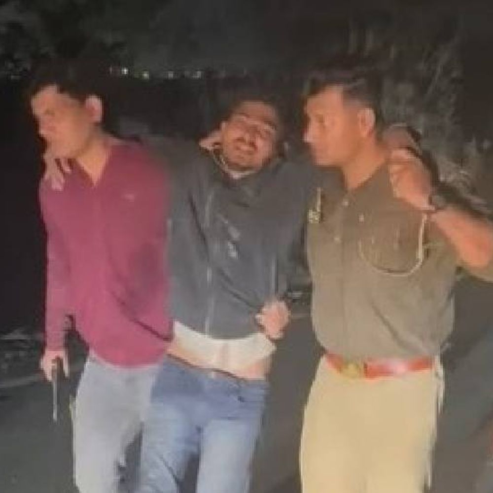 ग्रेटर नोएडा में मुठभेड़ में दो बदमाश गिरफ्तार:बाइक से जा रहे थे, चेकिंग के दौरान पकड़े गए, एक के पैर में लगी गोली